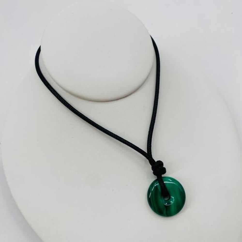 Casual green stone necklace